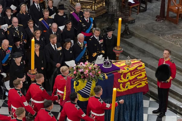 Funerali Regina Elisabetta Tutti I Simboli Sulla Bara Dal Biglietto